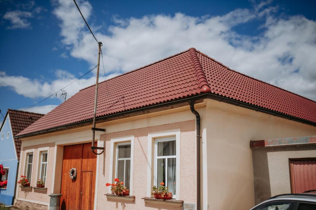 a small house with a red roof at Dráchovský dvorek in Dráchov