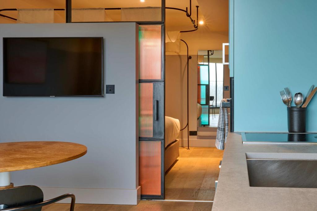 Bermonds Locke, Tower Bridge - 