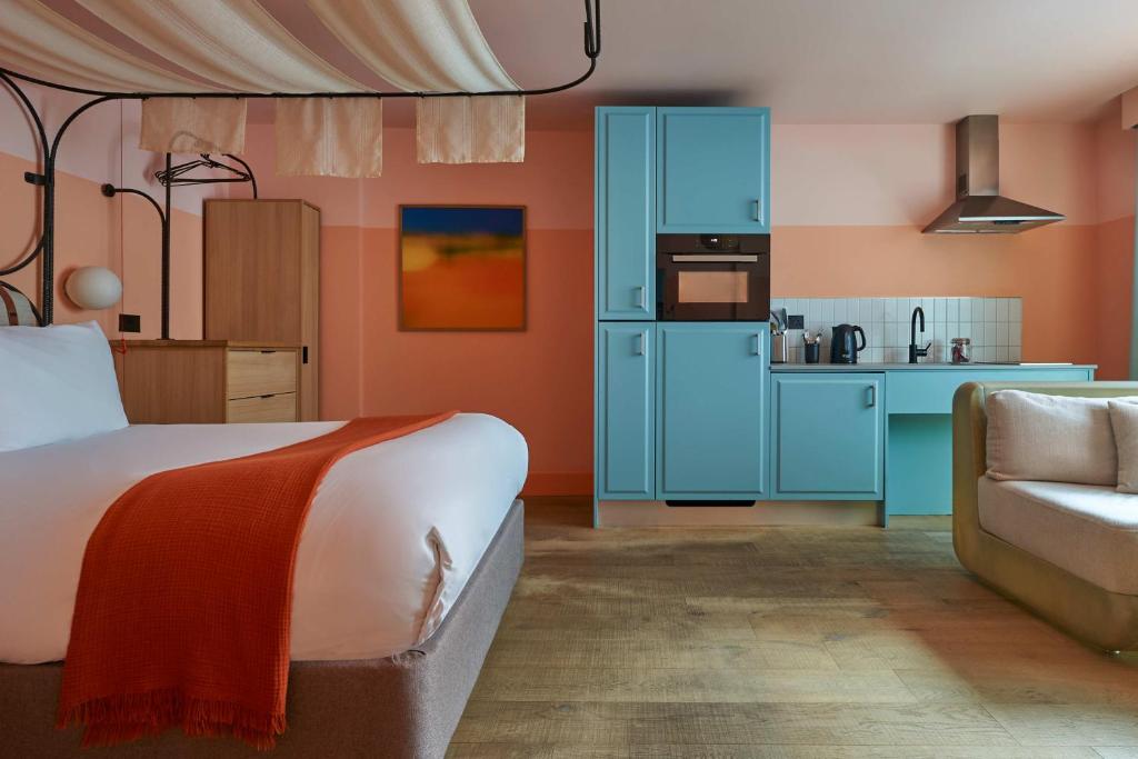 Bermonds Locke, Tower Bridge - 