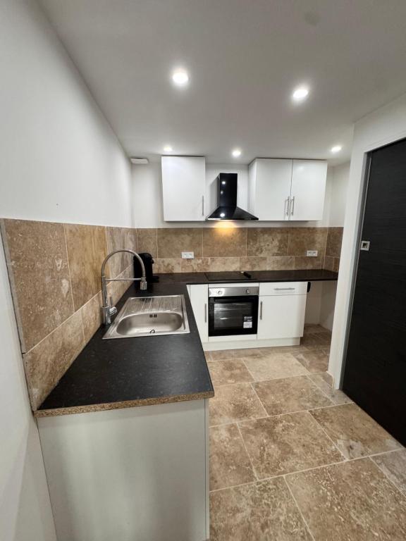 a kitchen with a sink and a microwave at Le Petit Nid de Venelles in Venelles