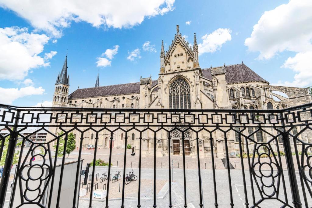 an image of a gate in front of a cathedral at La Maison Opaline in Reims