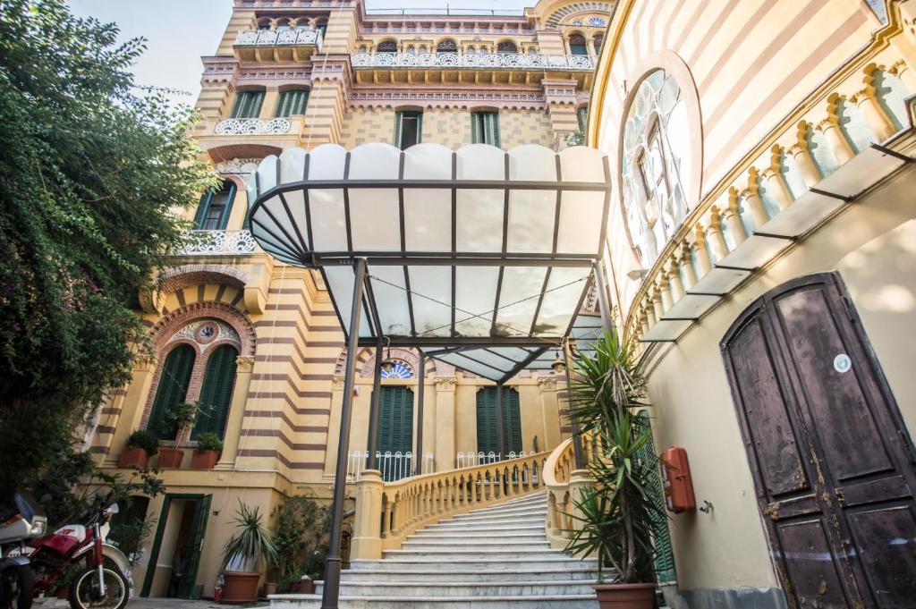 ナポリにあるカーサ ヴァカンツェ アメデオの階段付きの建物