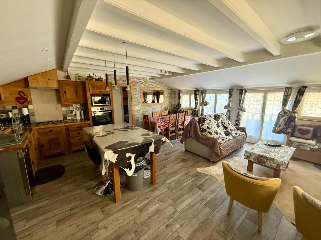 Gallery image of Veyrier-du-Lac ANNECY proche plage 1Garage Terrasse vue lac Climatisation in Veyrier-du-Lac