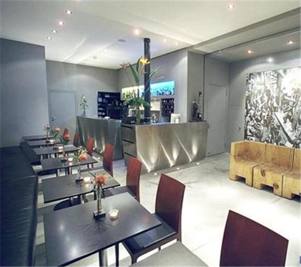 Un restaurante con mesas y sillas y un bar. en Hotel Limmatblick, en Zúrich