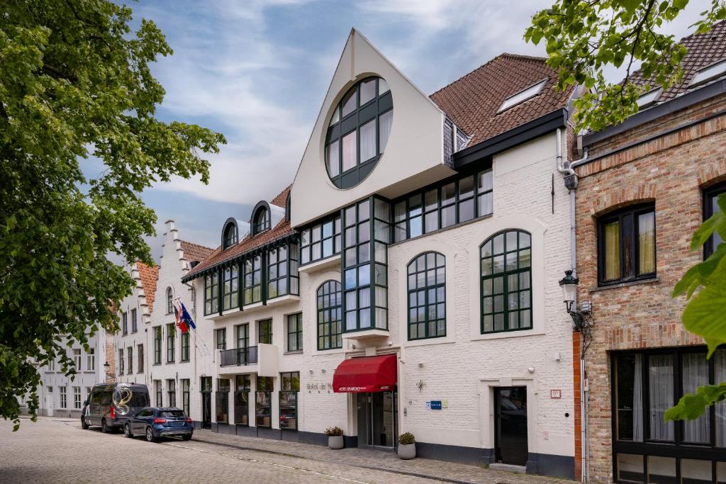 a building in the middle of a street at Golden Tulip Hotel de’ Medici in Bruges