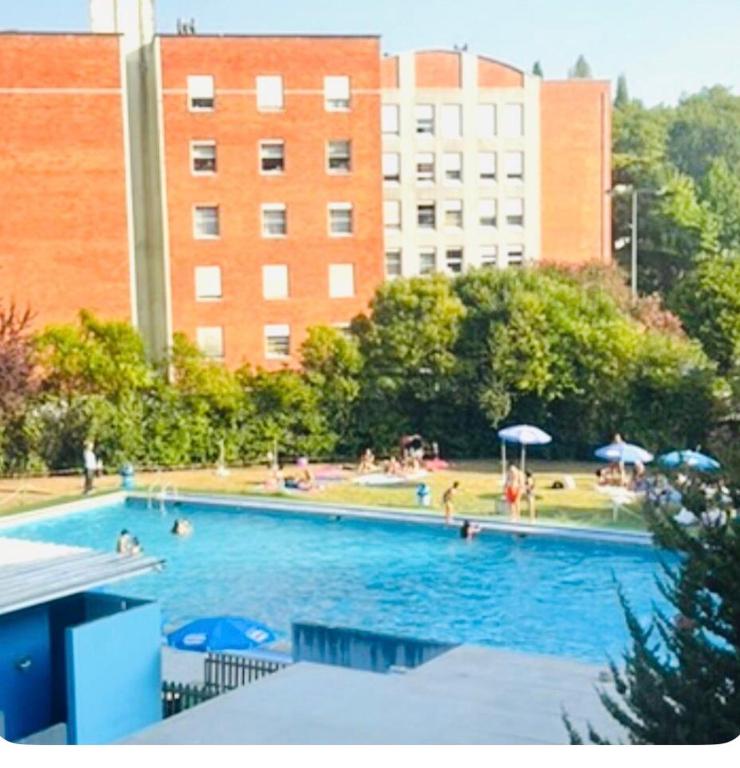 a large swimming pool in front of a building at Cantinho de Matosinhos in Senhora da Hora