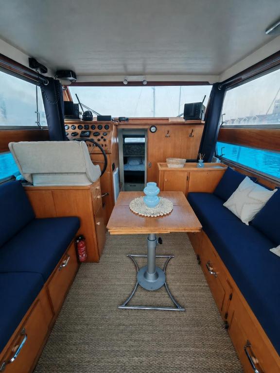 a small room with a table in the back of a boat at Nuit insolite dans un bateau in Le Havre