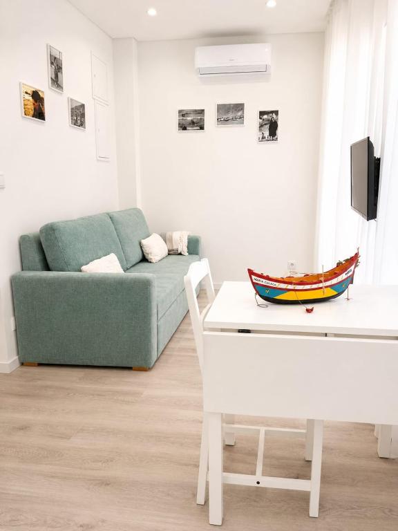 a living room with a couch and a table at Casa Candil in Nazaré