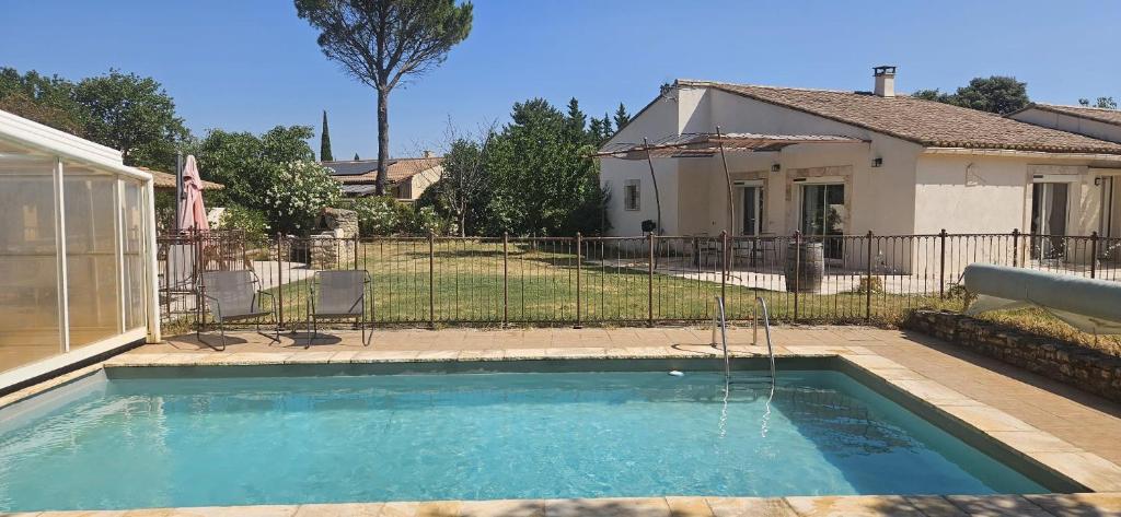 a swimming pool in front of a house at La parenthèse Provençale-Maison à Grillon avec wifi in Grillon
