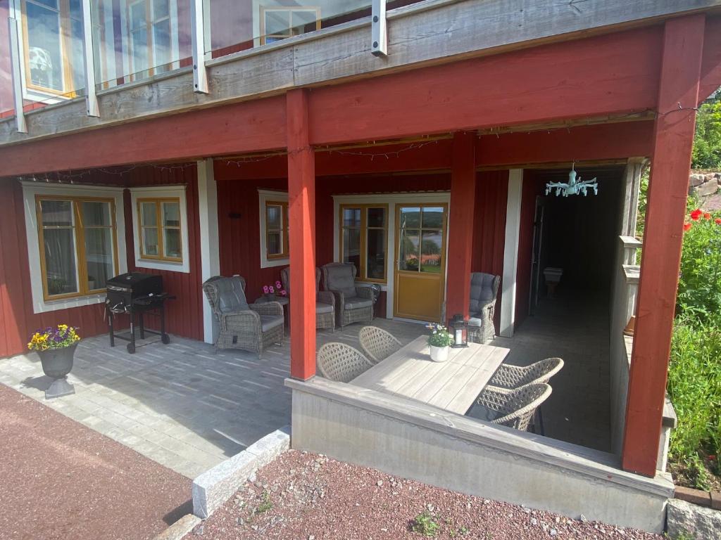 a porch of a house with chairs and a piano at Nära centrum med sjöutsikt -Korsgården in Rättvik