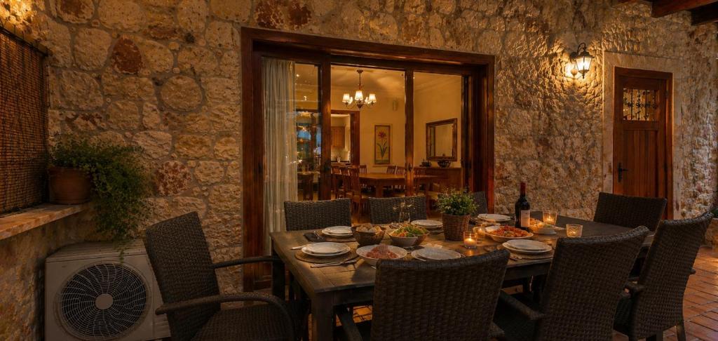 a wooden table with chairs and a dining room at Chalet con jardin cerca de la playa in Can Pastilla