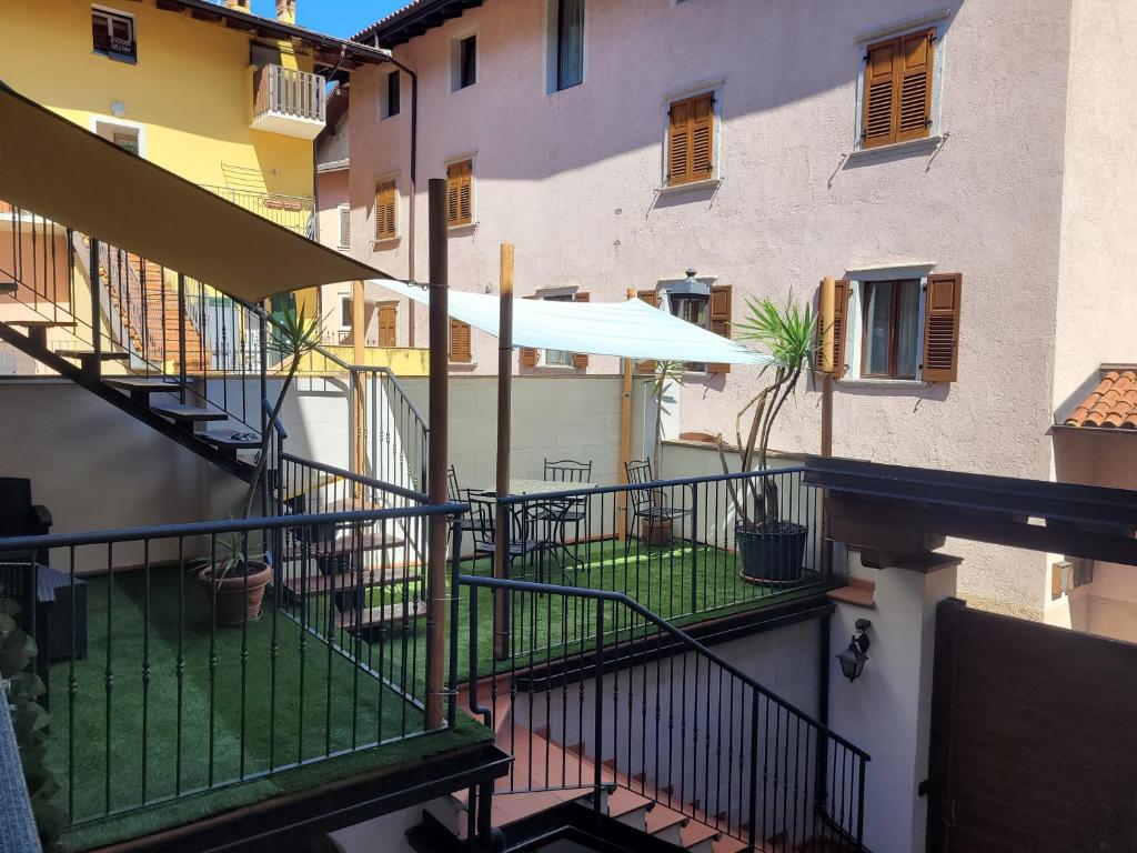a balcony with a table and a white umbrella at Casa Sole in Ceniga