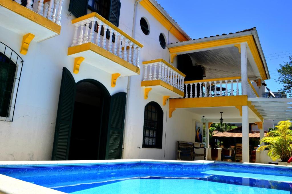 Villa con piscina frente a una casa en Pousada Abaeté, en Florianópolis