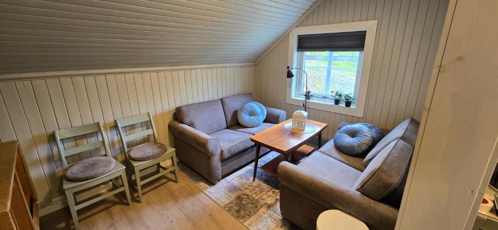 ein Wohnzimmer mit zwei Sofas und einem Tisch in der Unterkunft Stølsheim in Tyinkrysset