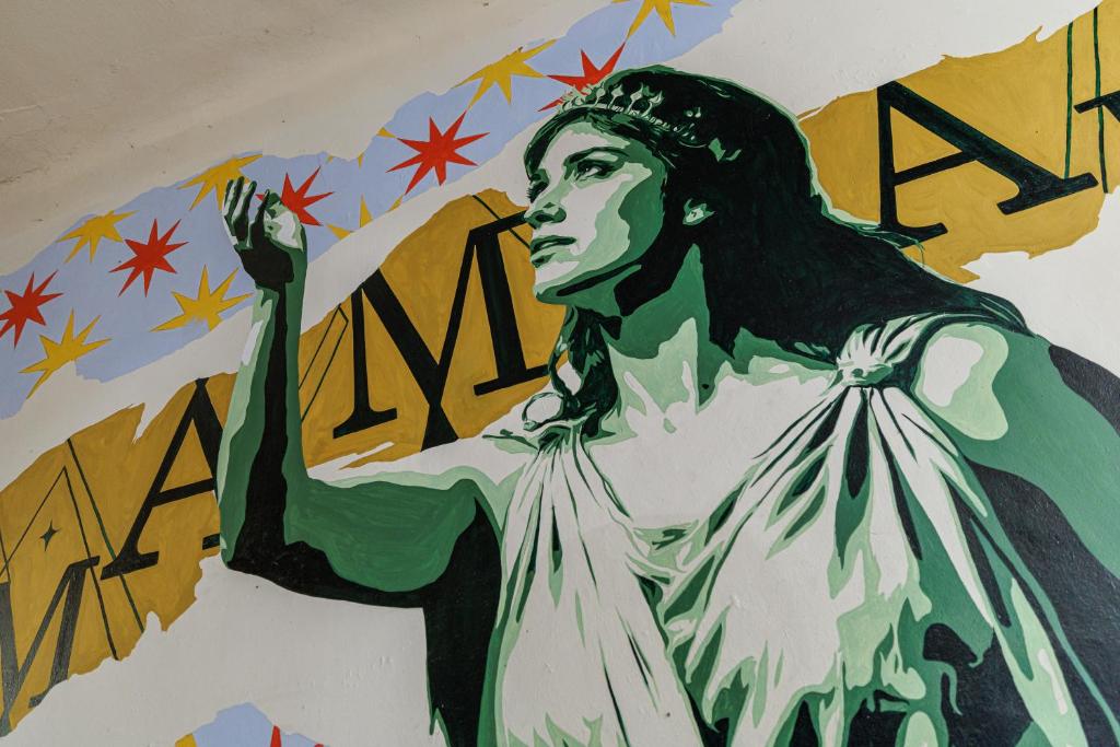 a painting of the statue of liberty on a wall at Maison Astéria in Nice