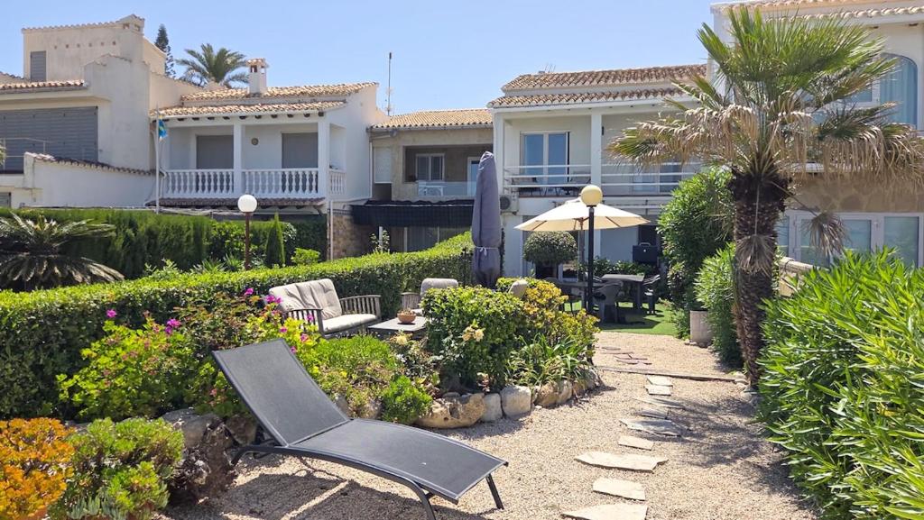 La casita frente al mar con jardín by costablancarent