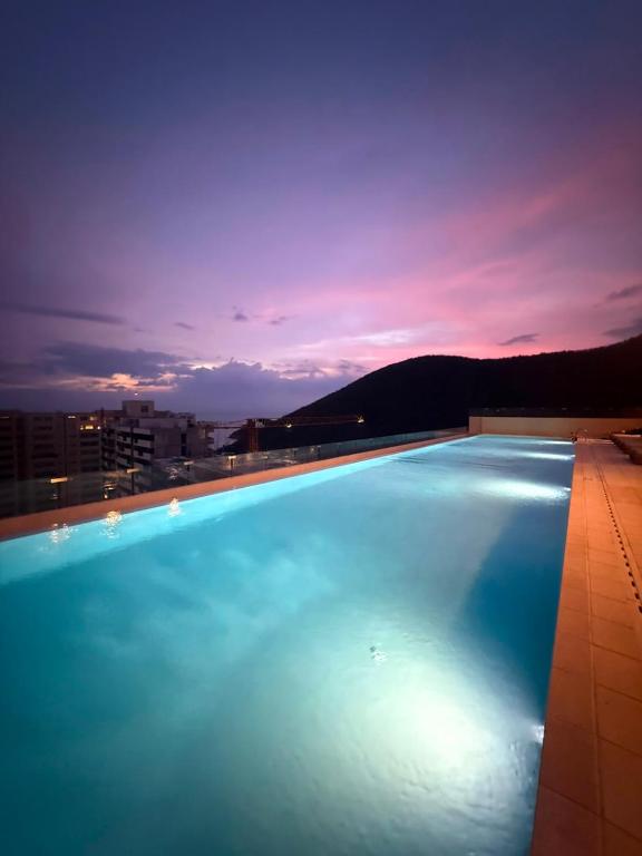 a large swimming pool on top of a building at Vela Mare Suite in Santa Marta