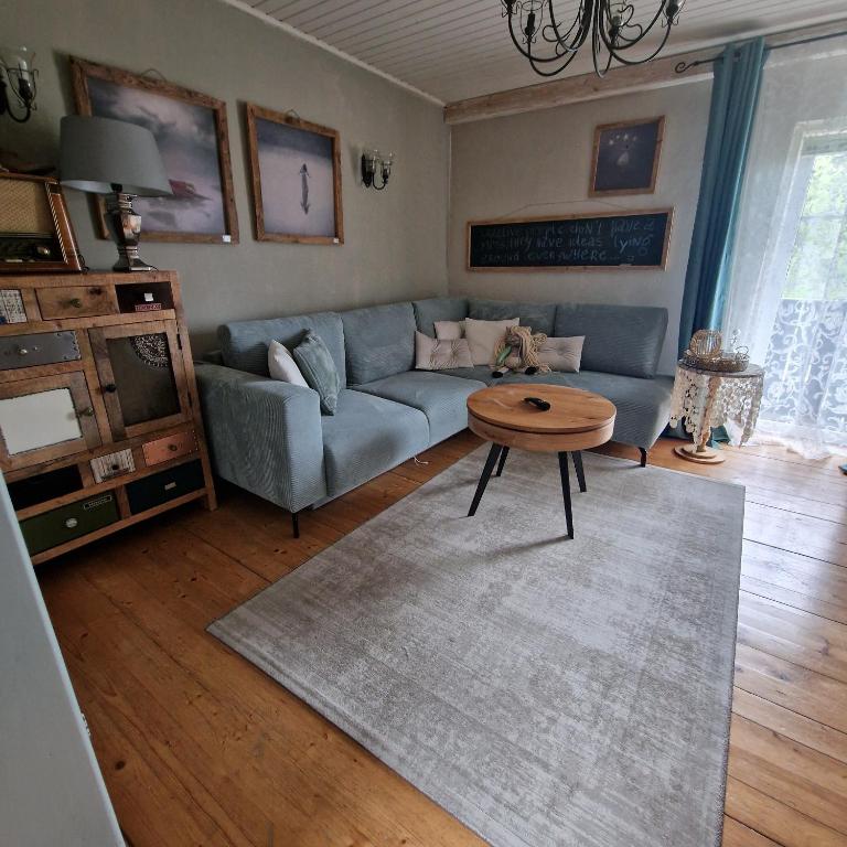 a living room with a couch and a table at Seelenversteck Oberaichwald in Latschach