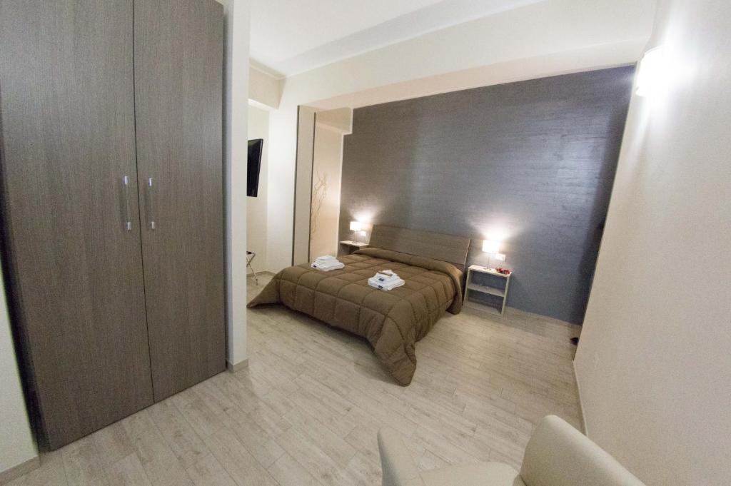 niewielka sypialnia z łóżkiem i stołem w obiekcie B&B Del Corso w mieście San Cataldo