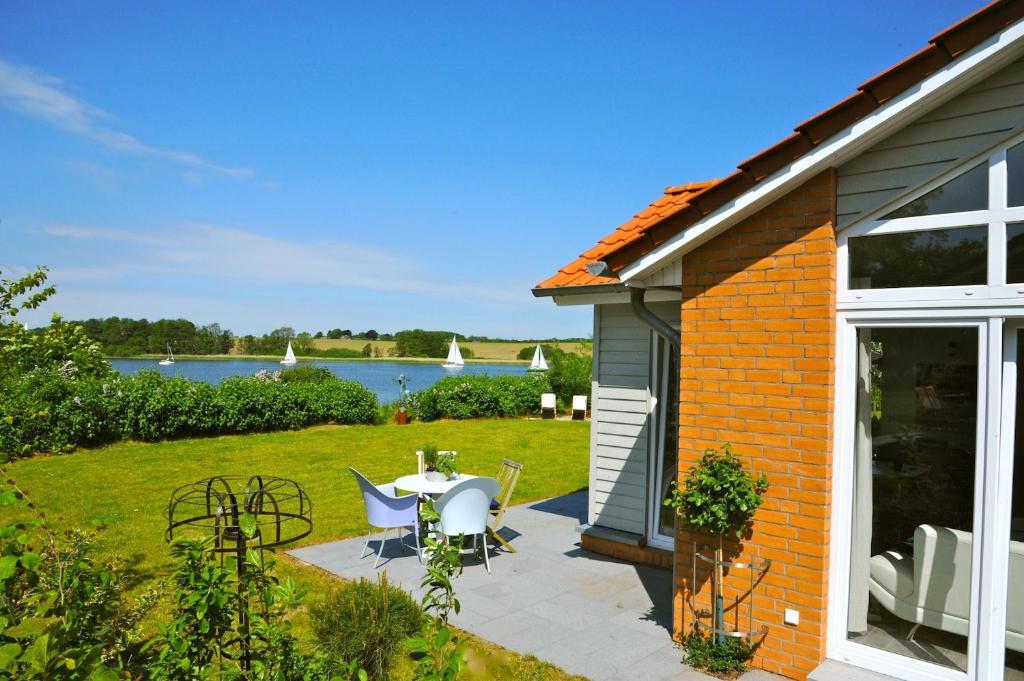 a patio with a table and chairs next to a building at Fliederuferhaus in Kosel