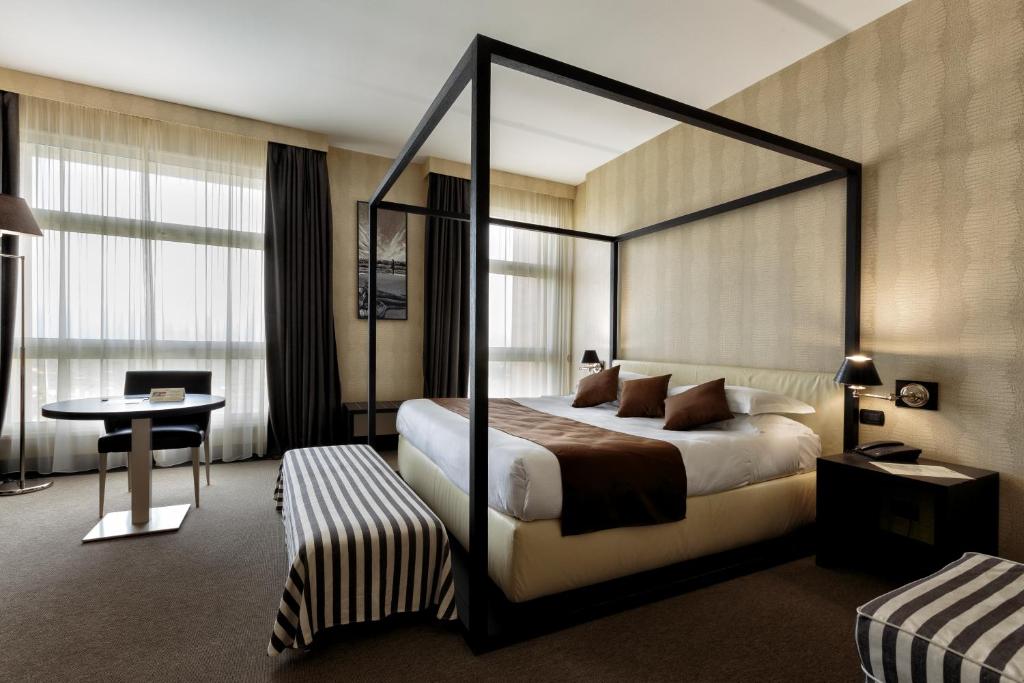 Łóżko lub łóżka w pokoju w obiekcie Hotel Pineta Wellness & Spa