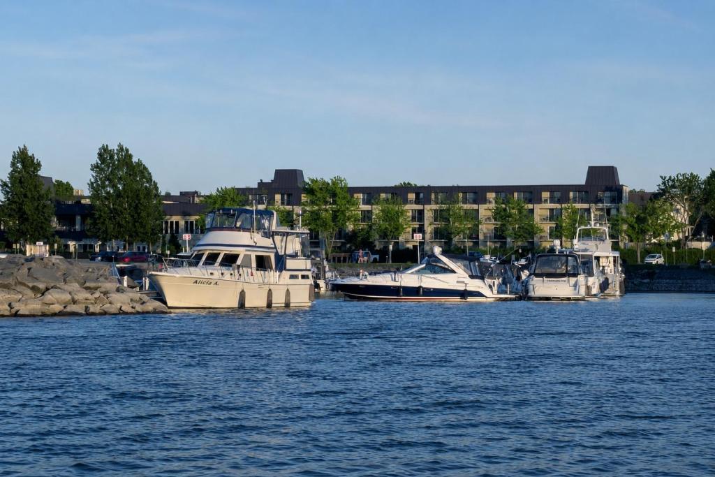eine Gruppe von Booten, die in einem Gewässer vor Anker liegen in der Unterkunft Hotel de la Rive in Sorel