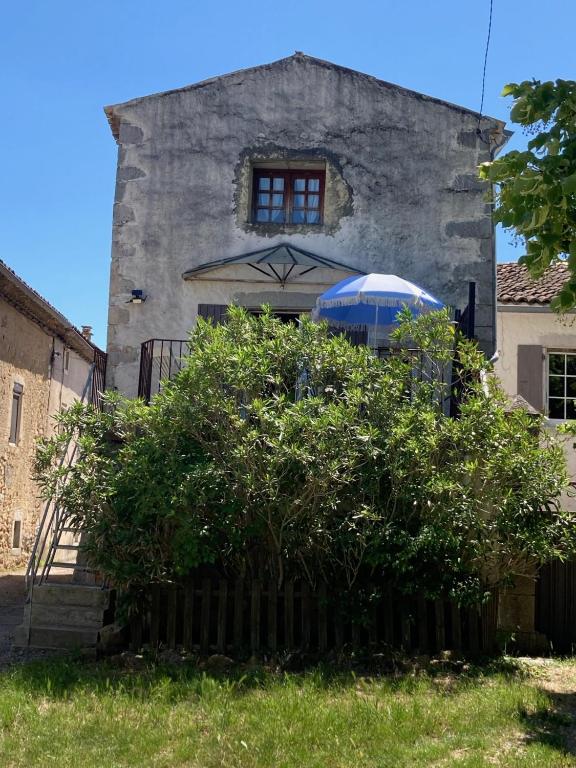 a building with a window on top of it at La petite maison in Lagorce