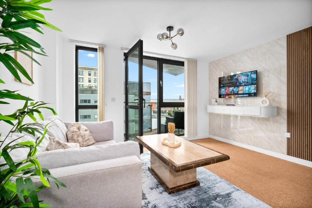 Stylish Apartment - City Centre - Parking & Balcony - Netflix 351CP