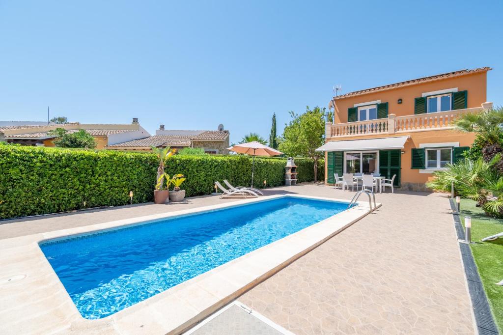 a villa with a swimming pool and a house at Villas2meet La Siesta in Cala Romàntica