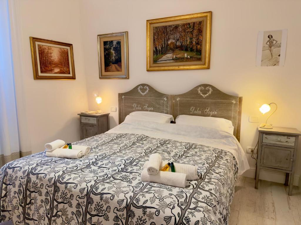 a bedroom with a large bed with towels on it at Casa Mariarosa in Volterra