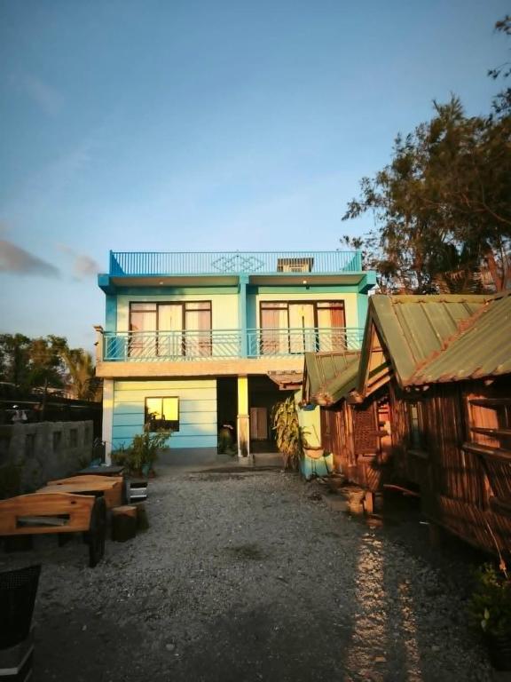 ein großes Haus mit einem Balkon davor in der Unterkunft Lagman Beachfront in Iba