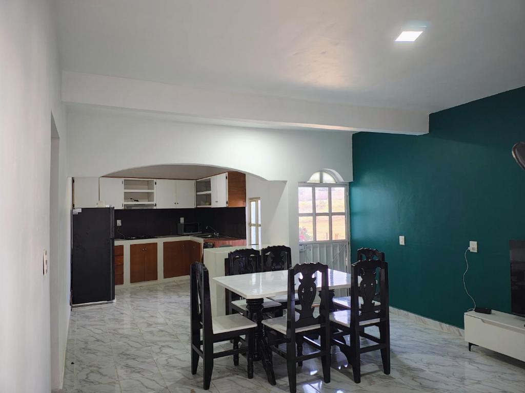 a kitchen and dining room with a table and chairs at Casa Lomalinda in Miahuatlán de Porfirio Díaz