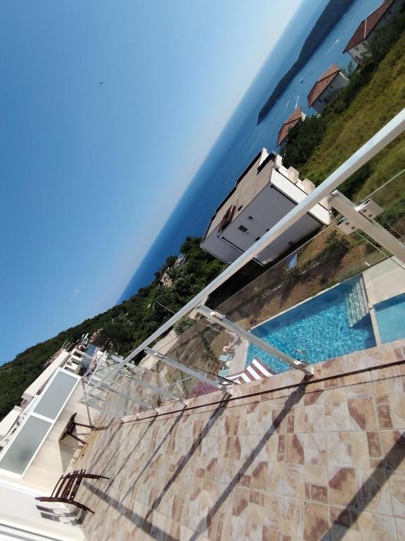 a view of a house with a swimming pool and the ocean at Sunshine view in Seoca