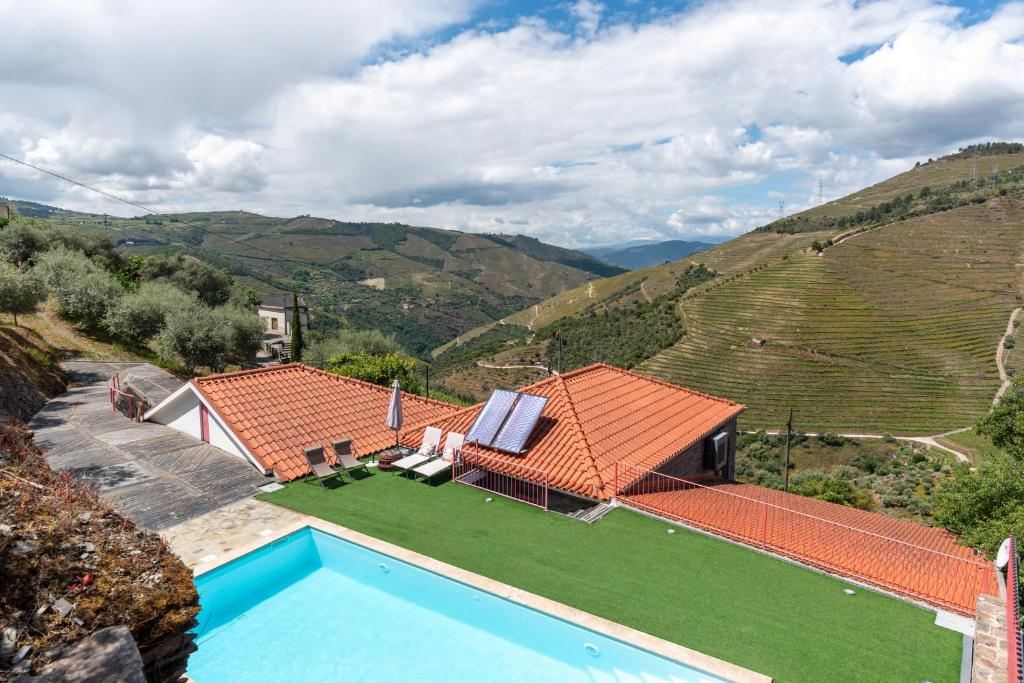 an aerial view of a house with a swimming pool at Feel Discovery Casa Fonte do Lagar in Desejosa