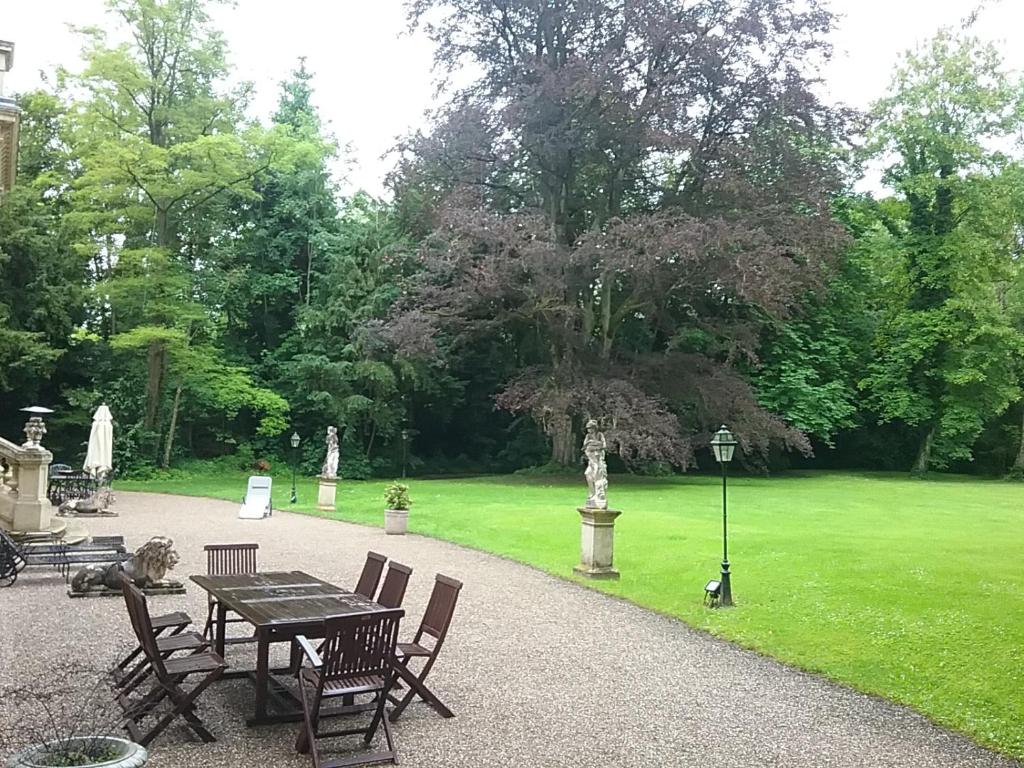 A piscina localizada em Chateau de la Raffe ou nos arredores