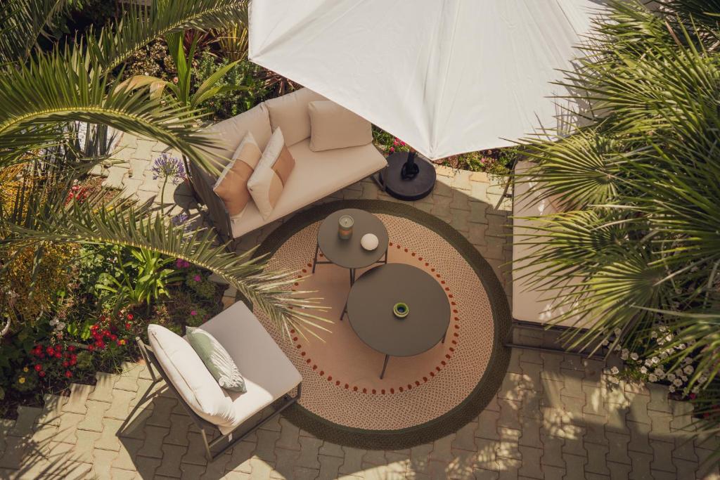 an overhead view of a table and chairs and an umbrella at Villa IV - PRIVATE LIVING in Alghero