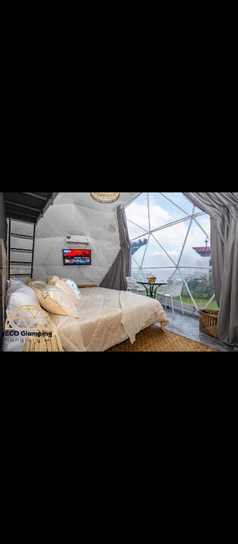 a bedroom with a bed in a tent at Eco Glamping Manglaralto in Santa Elena