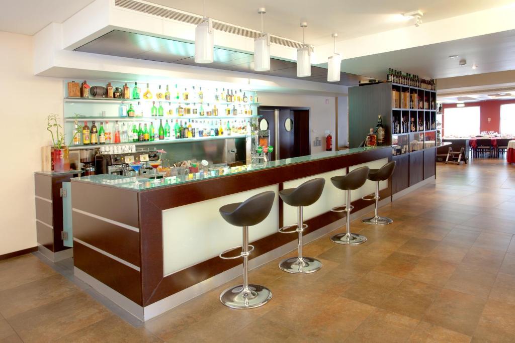 um bar com bancos de bar num quarto em Hotel Sao Pedro em Arouca