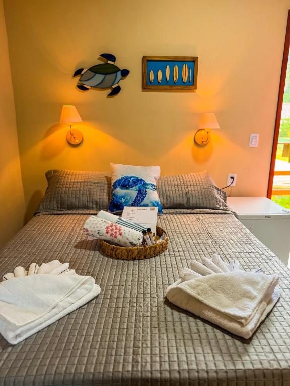 ein Schlafzimmer mit einem Bett, auf dem zwei Handtücher liegen in der Unterkunft Casa Sol da Ilha in Angra dos Reis