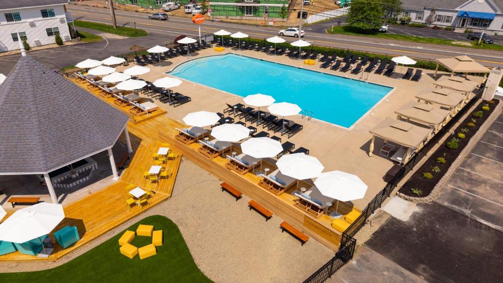 an overhead view of a swimming pool with lounge chairs and a hotel at Driftaway Hotel and Pool in Ogunquit