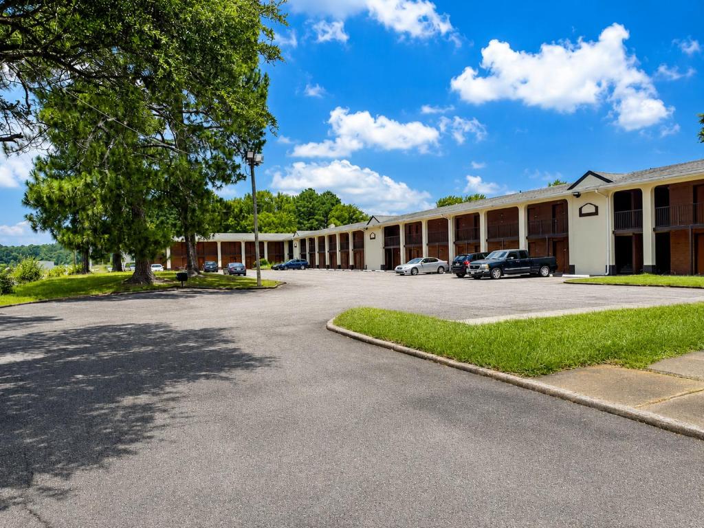 an empty parking lot in front of a building at Country Host Inn in Franklin