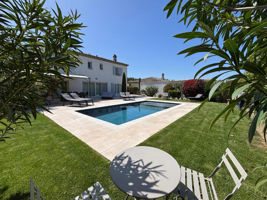 Golf de Pont Royal Villa les Micocouliers climatisée 4 chambres Piscine chauffée Parking - Housity
