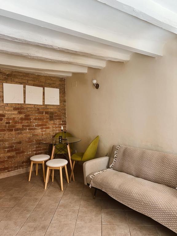 a living room with a couch and a table at Tu mejor estadia en Tarragona centro in Tarragona