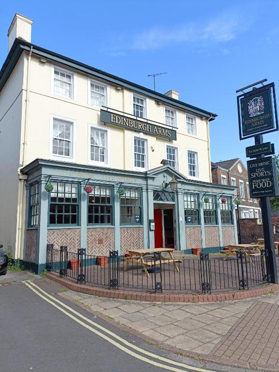 a building on the corner of a street at Edinburgh Arms in York