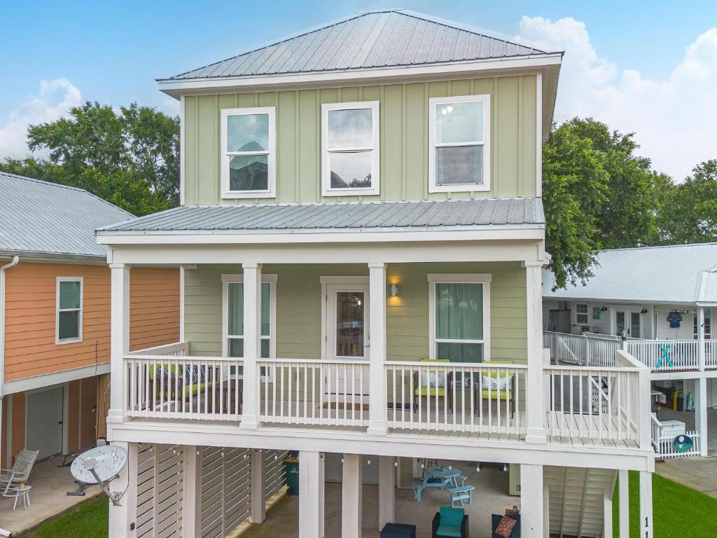 a house with a wrap around porch with a deck at 3BD Beach House by Next Step Property Management in Long Beach