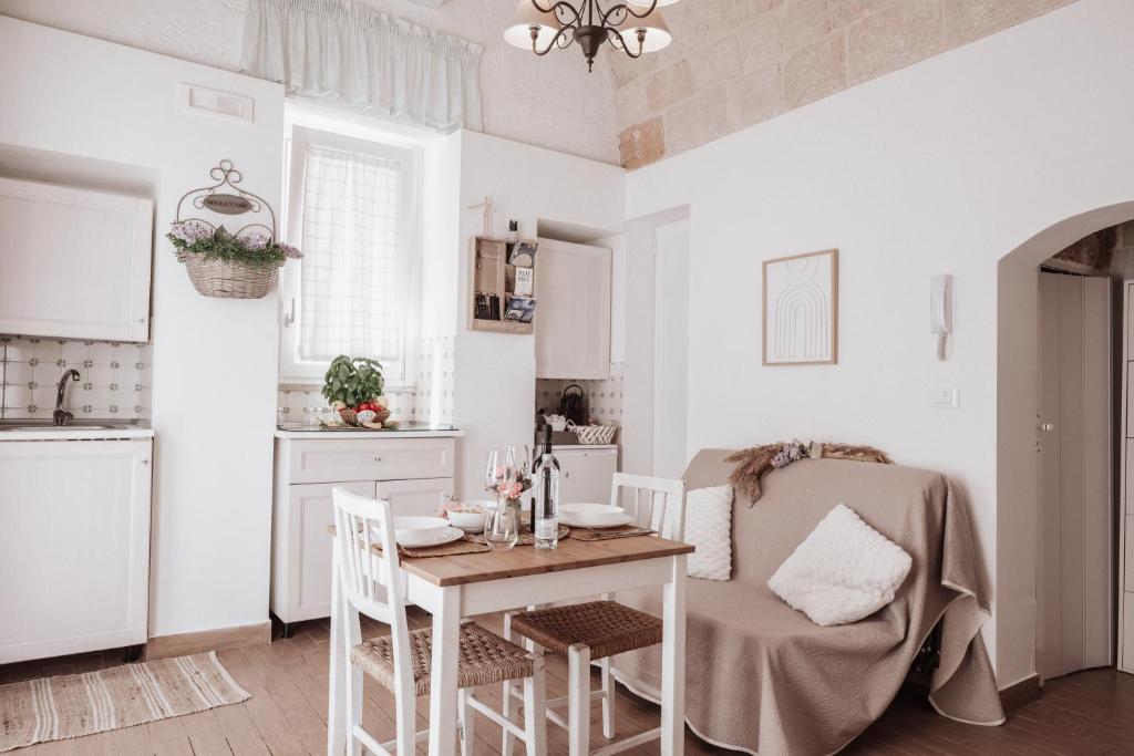 a kitchen and dining room with a table and chairs at A L Tourist House - La Corte di Cavuor in Monopoli