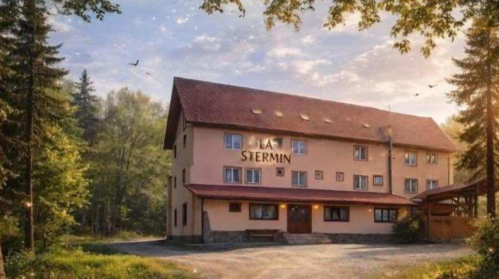 a large building in the middle of a forest at La Stermin in Viştea de Sus