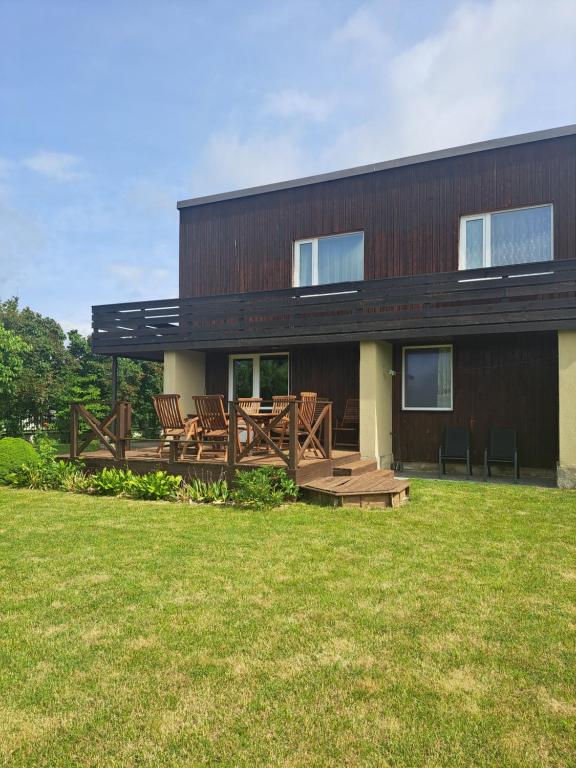 a house with a picnic table and chairs in the yard at Viirpuu puhkemaja in Kuressaare