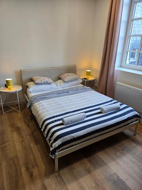 a bed with two pillows on it in a bedroom at Studio moderne en hyper-centre de Vendôme in Vendôme