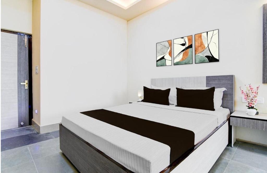 a bedroom with a large bed in a room at Townhouse Oak Howrah Junction Kolkata in Kolkata